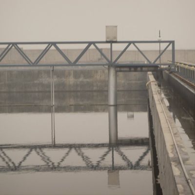 下水処理のために横のステンレス鋼の走行の泥のスクレーパー