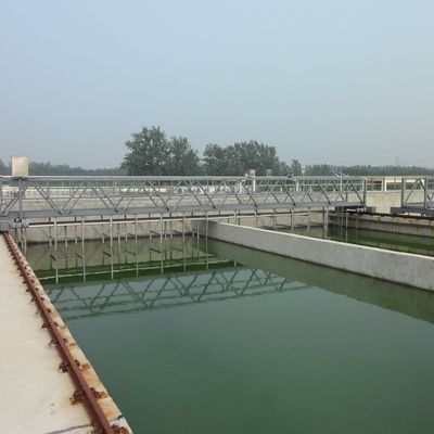 下水処理のために横のステンレス鋼の走行の泥のスクレーパー