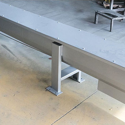 カスタマイズ可能な炭素鋼ねじベルト・コンベヤーUのタイプ乾燥した粉の送り装置7mの長さ